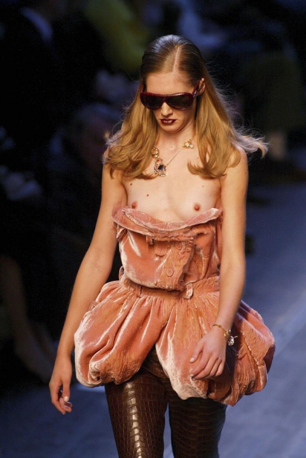 ファッションショーで乳首見えてる貧乳な外国人さんのエロ画像! 140 ファッションショーで乳首見えてる貧乳な外国人さんのエロ画像! 139 img 699d7391400fb