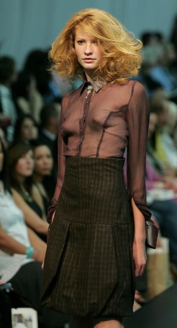 ファッションショーで乳首見えてる貧乳な外国人さんのエロ画像! 148 ファッションショーで乳首見えてる貧乳な外国人さんのエロ画像! 147 img 699d7391b170a