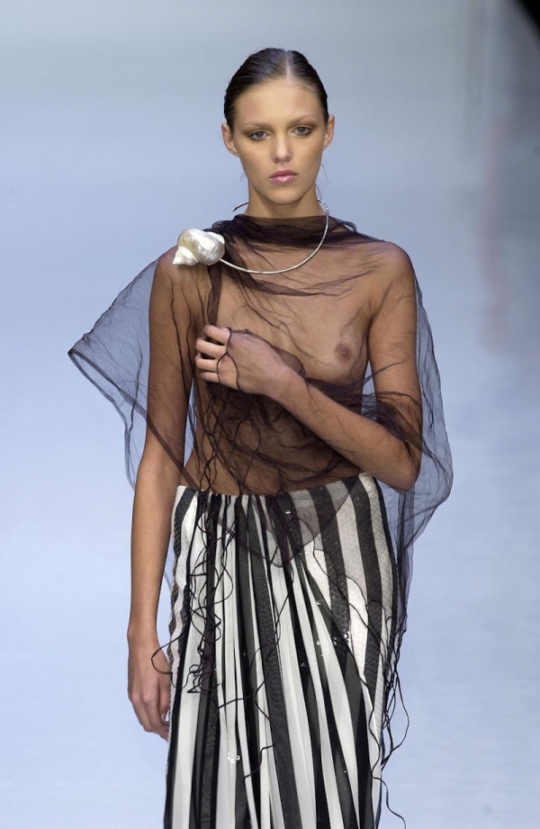 ファッションショーで乳首見えてる貧乳な外国人さんのエロ画像! 150 ファッションショーで乳首見えてる貧乳な外国人さんのエロ画像! 149 img 699d7391cdf43