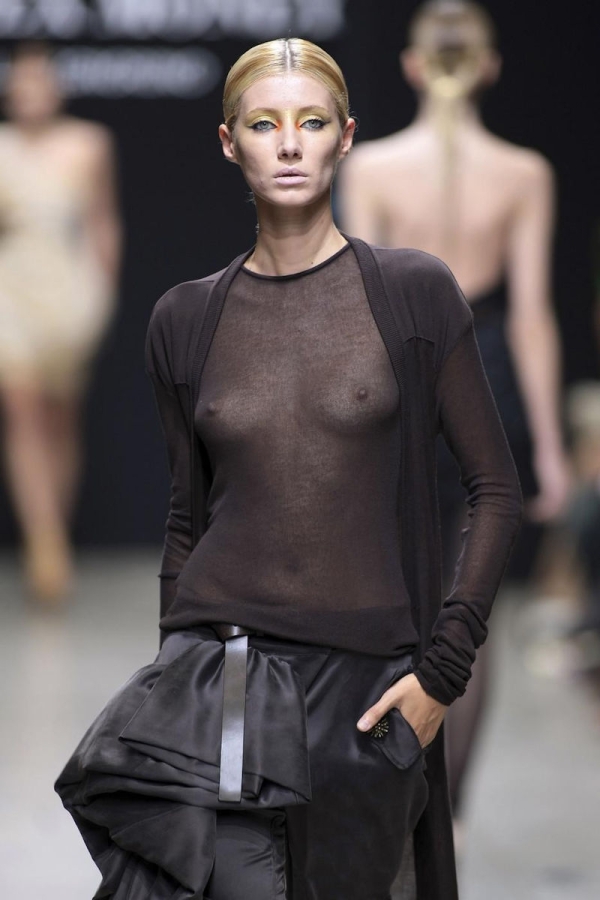 ファッションショーで乳首見えてる貧乳な外国人さんのエロ画像! 154 ファッションショーで乳首見えてる貧乳な外国人さんのエロ画像! 153 img 699d7392127a4