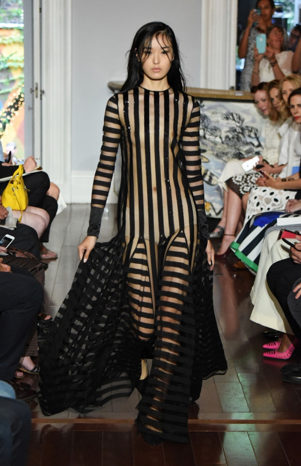 ファッションショーで乳首見えてる貧乳な外国人さんのエロ画像! 156 ファッションショーで乳首見えてる貧乳な外国人さんのエロ画像! 155 img 699d739236ea9