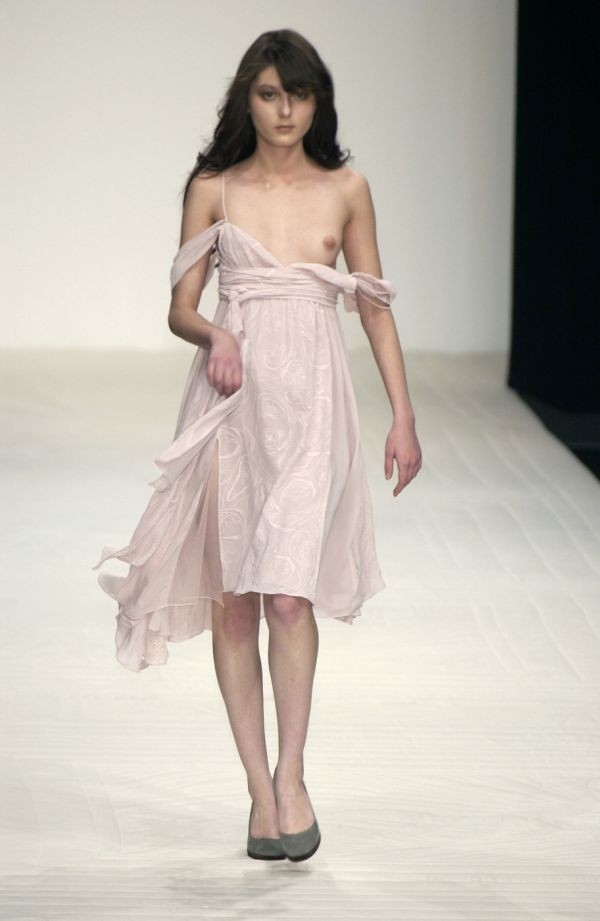 ファッションショーで乳首見えてる貧乳な外国人さんのエロ画像! 158 ファッションショーで乳首見えてる貧乳な外国人さんのエロ画像! 157 img 699d73924b7d4