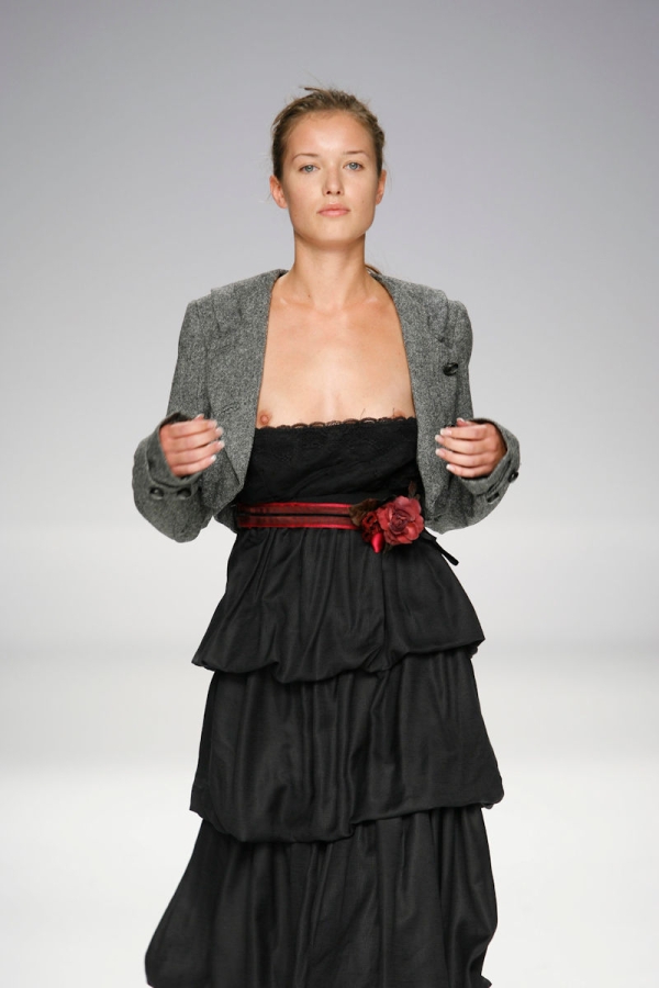 ファッションショーで乳首見えてる貧乳な外国人さんのエロ画像! 164 ファッションショーで乳首見えてる貧乳な外国人さんのエロ画像! 163 img 699d73929530e