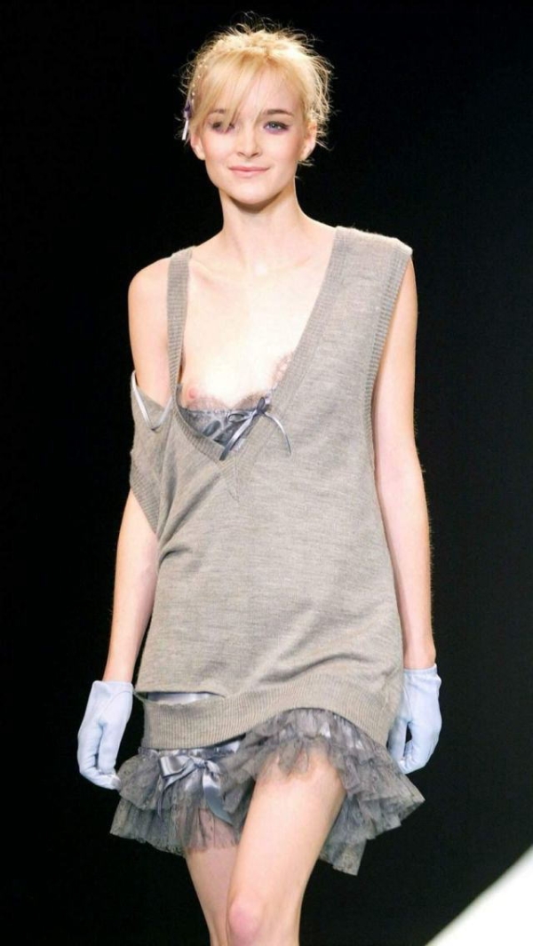 ファッションショーで乳首見えてる貧乳な外国人さんのエロ画像! 170 ファッションショーで乳首見えてる貧乳な外国人さんのエロ画像! 169 img 699d7392da9f4