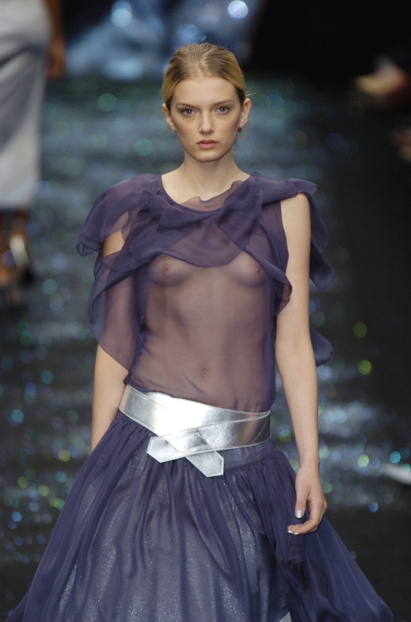 ファッションショーで乳首見えてる貧乳な外国人さんのエロ画像! 176 ファッションショーで乳首見えてる貧乳な外国人さんのエロ画像! 175 img 699d7393a0f82