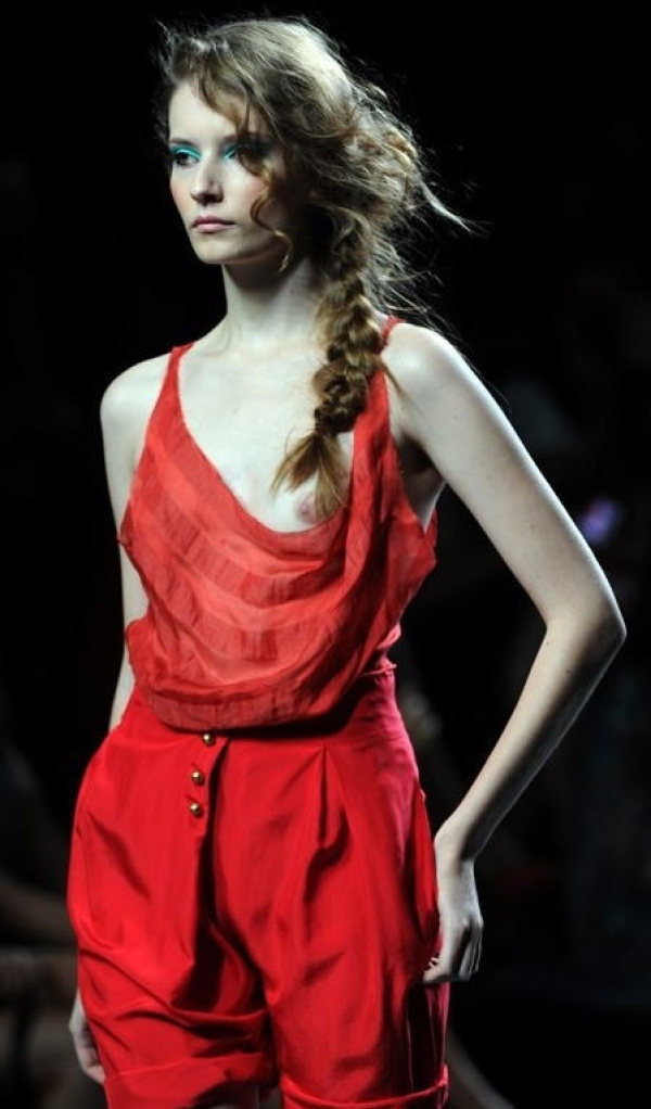 ファッションショーで乳首見えてる貧乳な外国人さんのエロ画像! 184 ファッションショーで乳首見えてる貧乳な外国人さんのエロ画像! 183 img 699d73941f5db