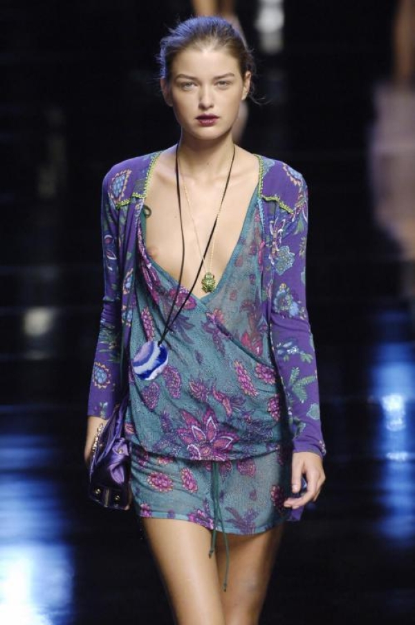 ファッションショーで乳首見えてる貧乳な外国人さんのエロ画像! 188 ファッションショーで乳首見えてる貧乳な外国人さんのエロ画像! 187 img 699d73945b1bc