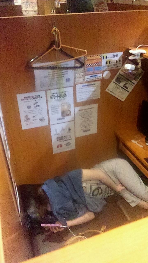 ネカフェの個室でこっそりオナニーしてる女の子のエロ画像! 108 ネカフェの個室でこっそりオナニーしてる女の子のエロ画像! 107 img 699ec48be3e44