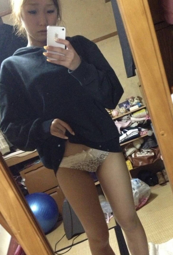 下半身晒しの自撮りエロ画像 18 下半身晒しの自撮りエロ画像 17 img 69b8cdf89e4e5