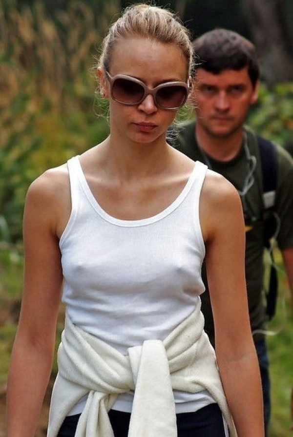 ノーブラタンクトップで乳首が目立ってる外国人さんのエロ画像! 152 ノーブラタンクトップで乳首が目立ってる外国人さんのエロ画像! 151 img 69bd16d2ed401