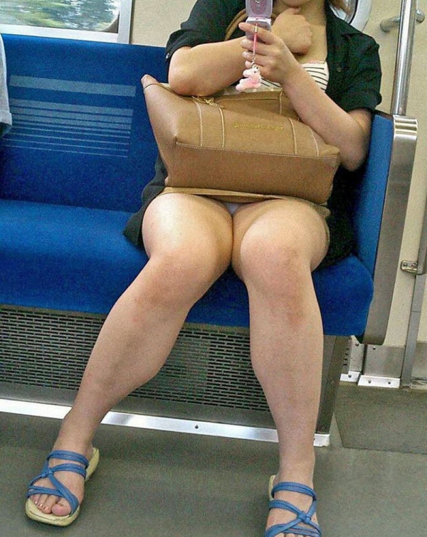 電車で正面に座った女の子がパンチラしてるラッキーエロ画像! 220 電車で正面に座った女の子がパンチラしてるラッキーエロ画像! 219 img 69bd32e4caf4f