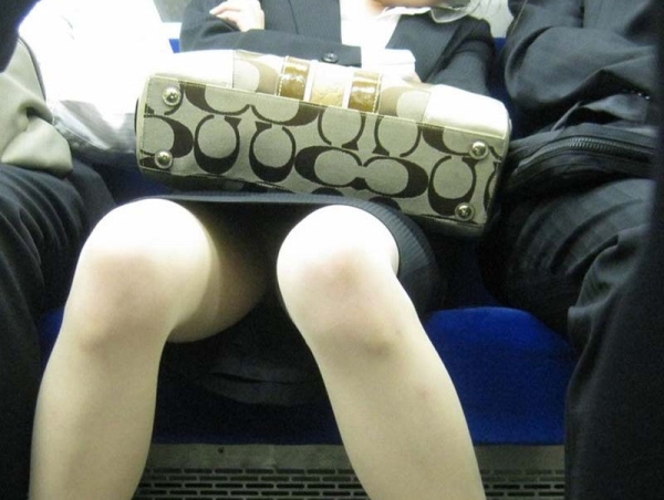 電車で正面に座った女の子がパンチラしてるラッキーエロ画像! 294 電車で正面に座った女の子がパンチラしてるラッキーエロ画像! 293 img 69bd32e8b4502