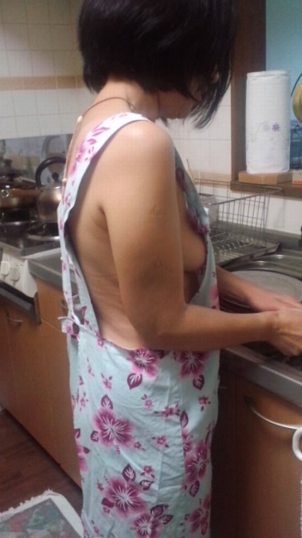 熟女が裸エプロン姿になってるエロ画像!奥さんなのか家政婦なのかw 218 熟女が裸エプロン姿になってるエロ画像!奥さんなのか家政婦なのかw 217 img 69be84b3174f4