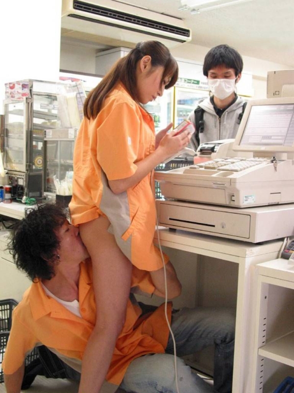 お尻に顔面を埋めて舐めまわしてるエロ画像!なんか臭そうw 180 お尻に顔面を埋めて舐めまわしてるエロ画像!なんか臭そうw 179 img 69c10b51982bc