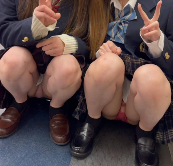 仲良し2人組のパンチラエロ画像 36 仲良し2人組のパンチラエロ画像 35 img 69c3e697388fc