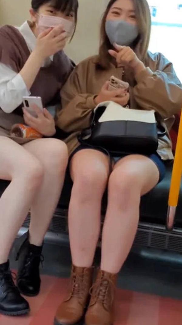 仲良し2人組のパンチラエロ画像 50 仲良し2人組のパンチラエロ画像 49 img 69c3e69c2abf7