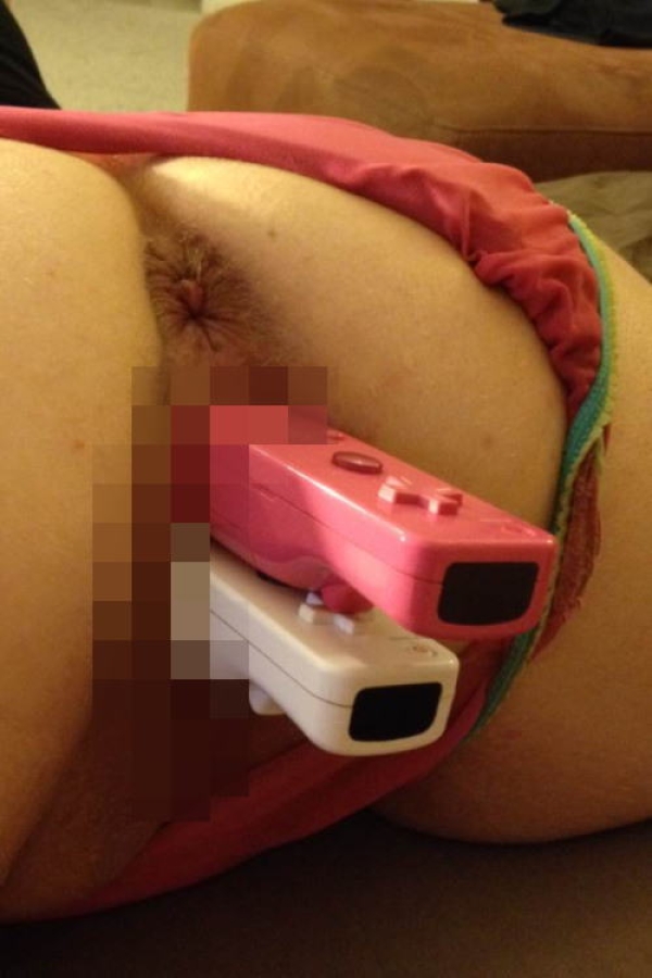 ゲームのコントローラーをおまんこに入れてる女の子のエロ画像! 68 ゲームのコントローラーをおまんこに入れてる女の子のエロ画像! 67 img 69c651500aba9