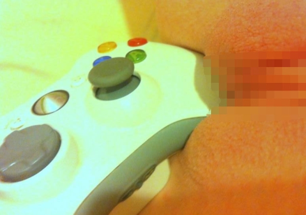 ゲームのコントローラーをおまんこに入れてる女の子のエロ画像! 80 ゲームのコントローラーをおまんこに入れてる女の子のエロ画像! 79 img 69c65150a05a7