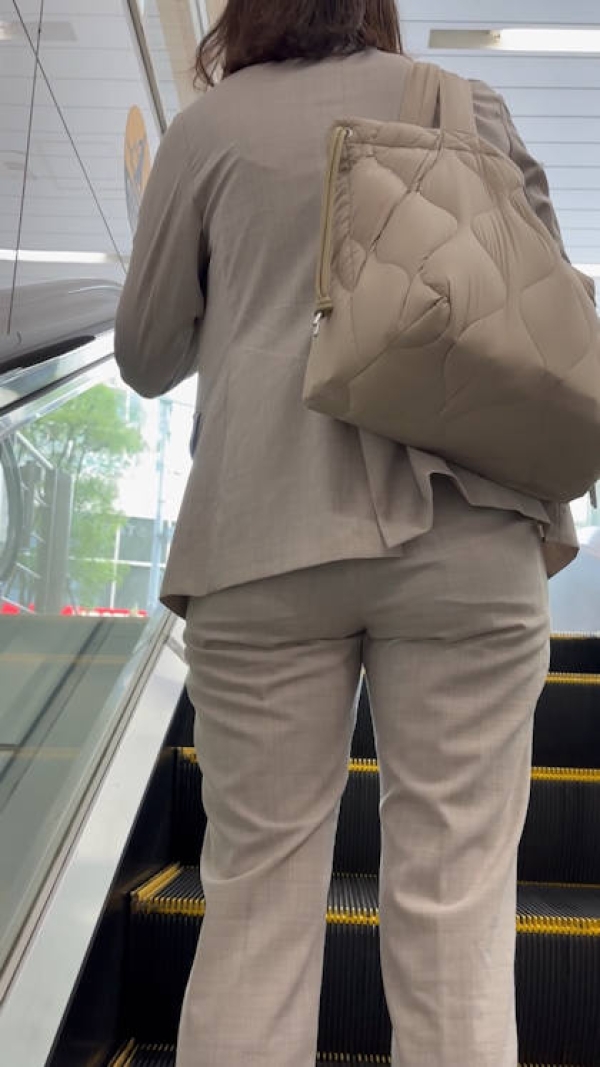 パンツOLのお尻エロ過ぎだろ画像 44 パンツOLのお尻エロ過ぎだろ画像 43 img 69c9d560db5c8