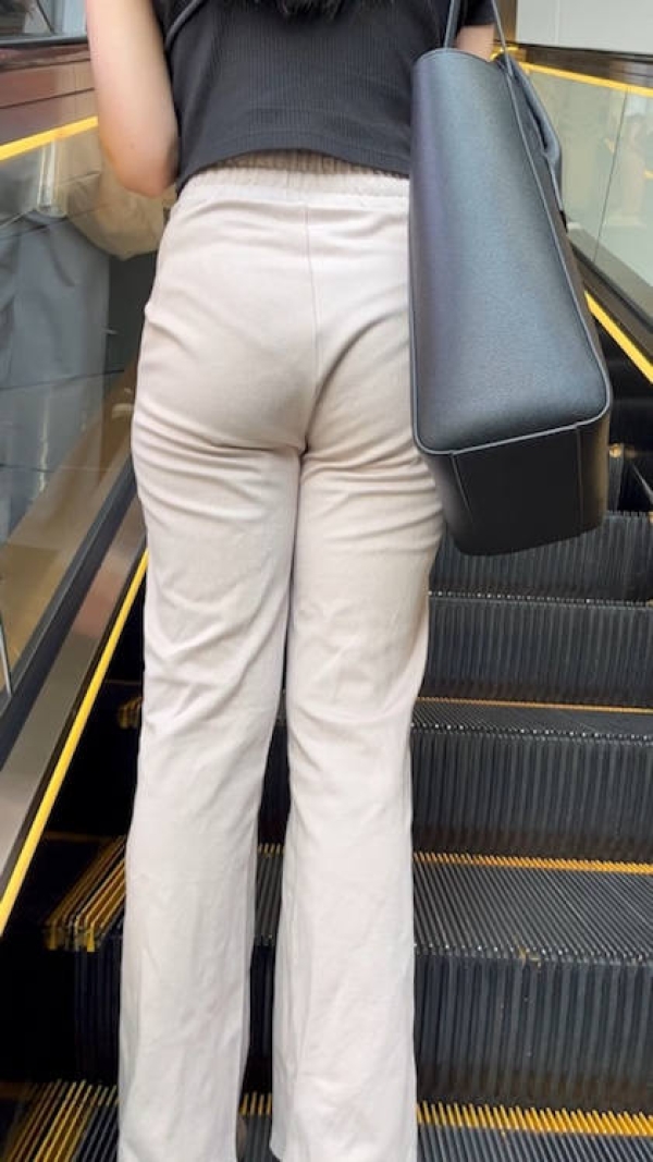 パンツOLのお尻エロ過ぎだろ画像 46 パンツOLのお尻エロ過ぎだろ画像 45 img 69c9d5619171f