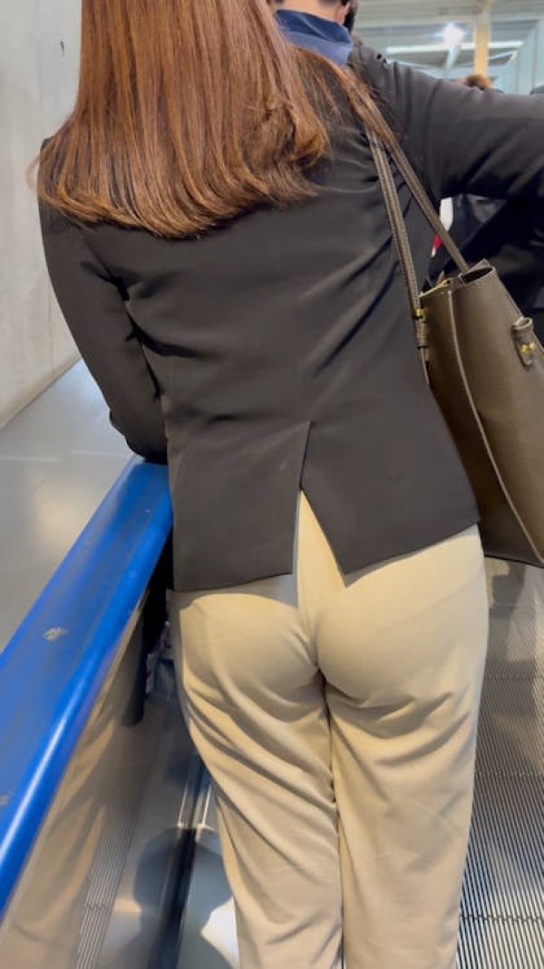 パンツOLのお尻エロ過ぎだろ画像 50 パンツOLのお尻エロ過ぎだろ画像 49 img 69c9d56302aa8