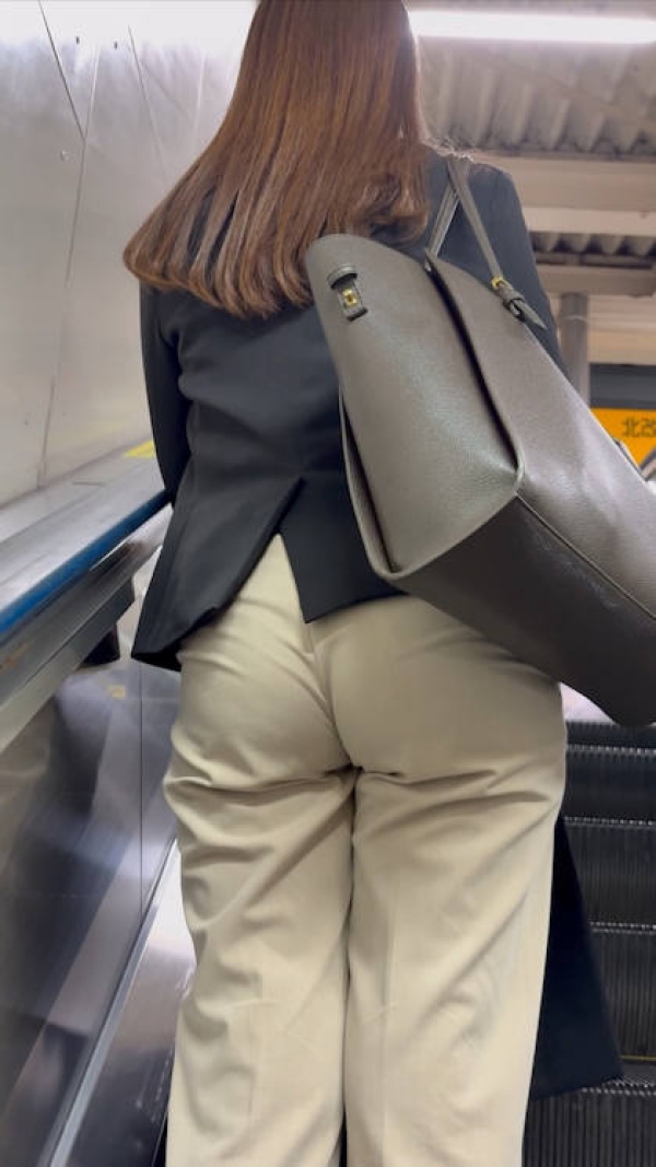 パンツOLのお尻エロ過ぎだろ画像 54 パンツOLのお尻エロ過ぎだろ画像 53 img 69c9d56442569