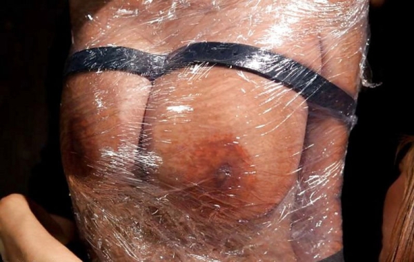 ラップでおっぱいをぐるぐる巻きにしてるエロ画像!普通に苦しそうw 88 ラップでおっぱいをぐるぐる巻きにしてるエロ画像!普通に苦しそうw 87 img 6a1ec1e67fd5f