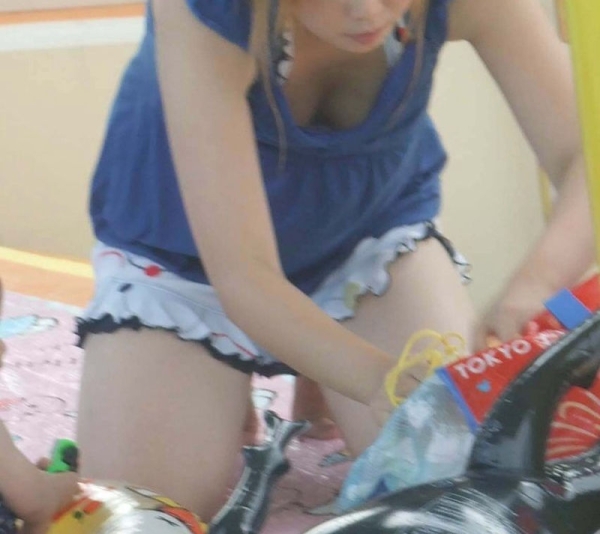 若めなお母さんのパンチラ画像!意外とエッチなの穿いてるなw 106 若めなお母さんのパンチラ画像!意外とエッチなの穿いてるなw 105 img 6a23ec6a798a5