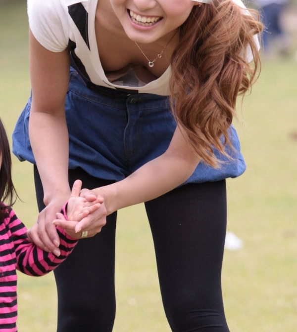 若めなお母さんのパンチラ画像!意外とエッチなの穿いてるなw 130 若めなお母さんのパンチラ画像!意外とエッチなの穿いてるなw 129 img 6a23ec6b92e26