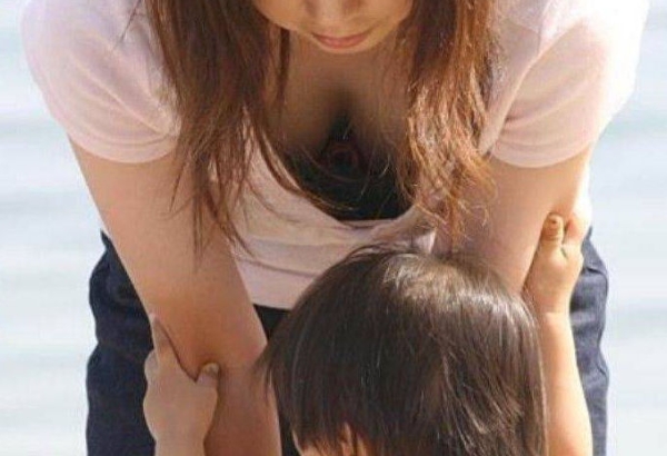若めなお母さんのパンチラ画像!意外とエッチなの穿いてるなw 150 若めなお母さんのパンチラ画像!意外とエッチなの穿いてるなw 149 img 6a23ec6c79ae0