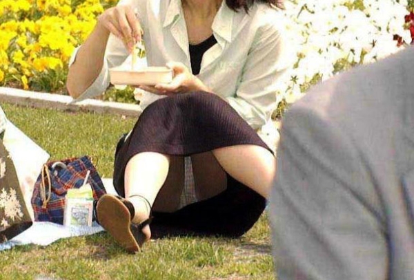 食事に夢中でパンチラに気付いてない女の子のエロ画像!無防備すぎw 124 食事に夢中でパンチラに気付いてない女の子のエロ画像!無防備すぎw 123 img 6a2d266bb7f54
