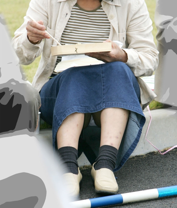 食事に夢中でパンチラに気付いてない女の子のエロ画像!無防備すぎw 126 食事に夢中でパンチラに気付いてない女の子のエロ画像!無防備すぎw 125 img 6a2d266bd51a6