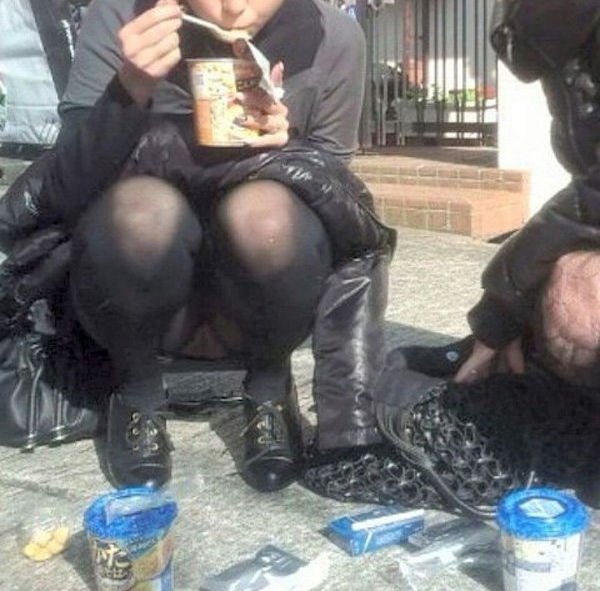 食事に夢中でパンチラに気付いてない女の子のエロ画像!無防備すぎw 130 食事に夢中でパンチラに気付いてない女の子のエロ画像!無防備すぎw 129 img 6a2d266c08099