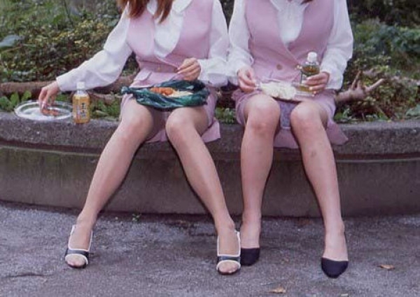 食事に夢中でパンチラに気付いてない女の子のエロ画像!無防備すぎw 132 食事に夢中でパンチラに気付いてない女の子のエロ画像!無防備すぎw 131 img 6a2d266c1b510