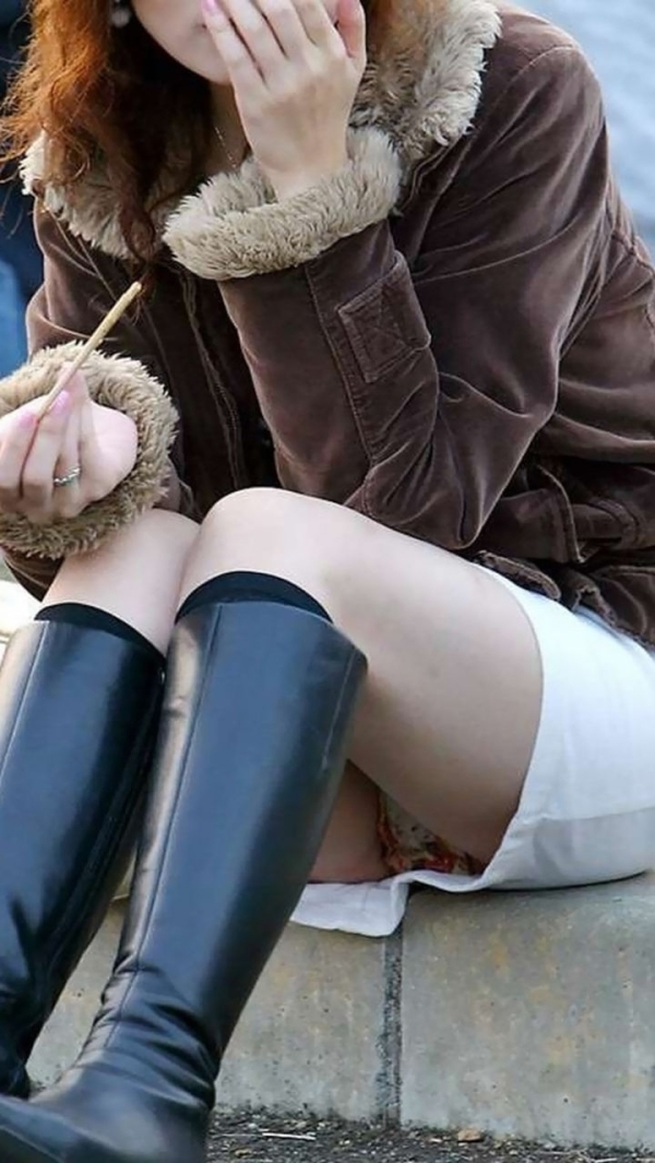 食事に夢中でパンチラに気付いてない女の子のエロ画像!無防備すぎw 134 食事に夢中でパンチラに気付いてない女の子のエロ画像!無防備すぎw 133 img 6a2d266c3daa1