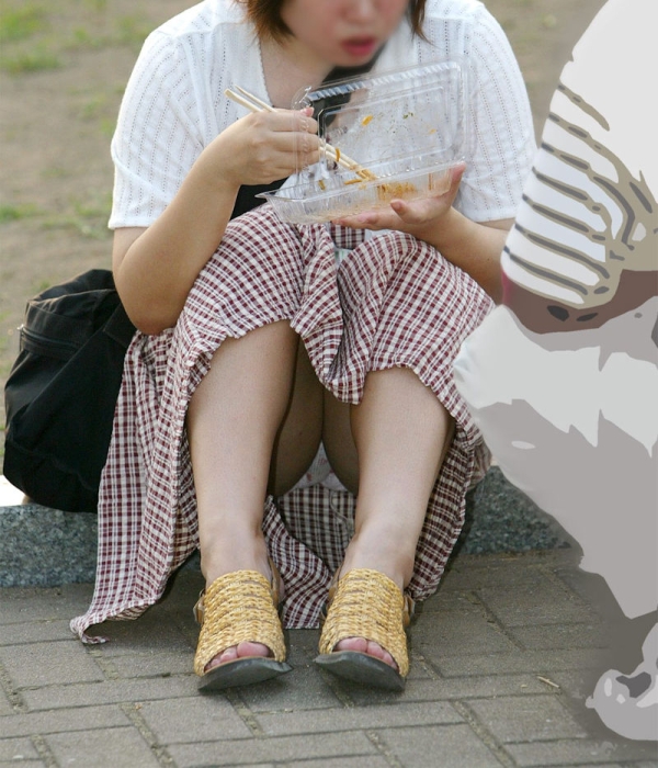 食事に夢中でパンチラに気付いてない女の子のエロ画像!無防備すぎw 136 食事に夢中でパンチラに気付いてない女の子のエロ画像!無防備すぎw 135 img 6a2d266c5a816