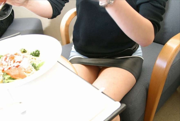 食事に夢中でパンチラに気付いてない女の子のエロ画像!無防備すぎw 140 食事に夢中でパンチラに気付いてない女の子のエロ画像!無防備すぎw 139 img 6a2d266c8c447