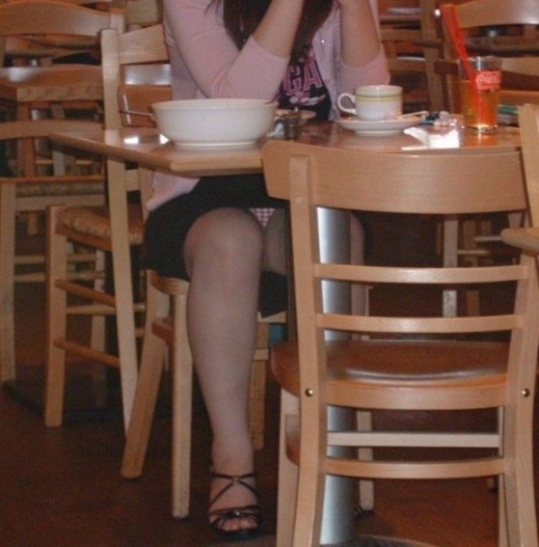 食事に夢中でパンチラに気付いてない女の子のエロ画像!無防備すぎw 142 食事に夢中でパンチラに気付いてない女の子のエロ画像!無防備すぎw 141 img 6a2d266ca22bf