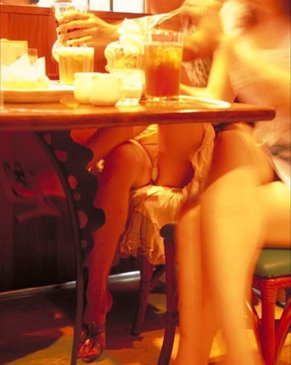 食事に夢中でパンチラに気付いてない女の子のエロ画像!無防備すぎw 144 食事に夢中でパンチラに気付いてない女の子のエロ画像!無防備すぎw 143 img 6a2d266cc0562