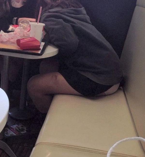食事に夢中でパンチラに気付いてない女の子のエロ画像!無防備すぎw 146 食事に夢中でパンチラに気付いてない女の子のエロ画像!無防備すぎw 145 img 6a2d266cdbe35
