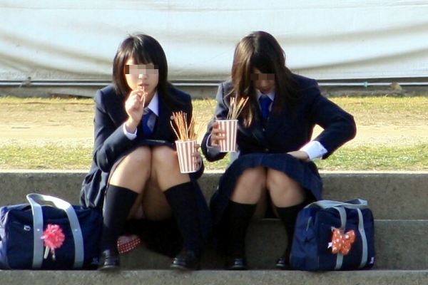 食事に夢中でパンチラに気付いてない女の子のエロ画像!無防備すぎw 156 食事に夢中でパンチラに気付いてない女の子のエロ画像!無防備すぎw 155 img 6a2d266d658d5