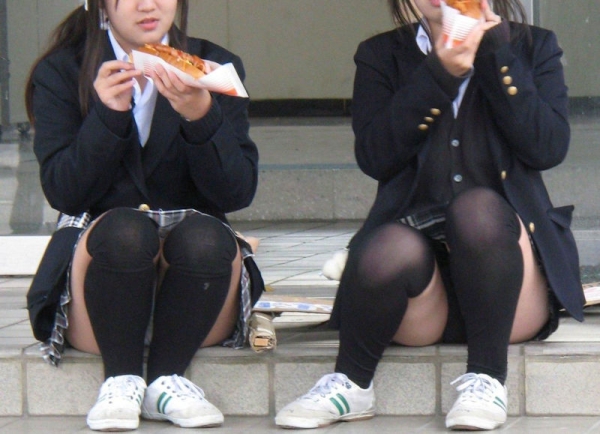 食事に夢中でパンチラに気付いてない女の子のエロ画像!無防備すぎw 158 食事に夢中でパンチラに気付いてない女の子のエロ画像!無防備すぎw 157 img 6a2d266d79d0d