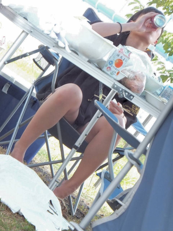 食事に夢中でパンチラに気付いてない女の子のエロ画像!無防備すぎw 160 食事に夢中でパンチラに気付いてない女の子のエロ画像!無防備すぎw 159 img 6a2d266d986bc