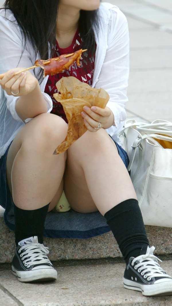 食事に夢中でパンチラに気付いてない女の子のエロ画像!無防備すぎw 166 食事に夢中でパンチラに気付いてない女の子のエロ画像!無防備すぎw 165 img 6a2d266de00f7