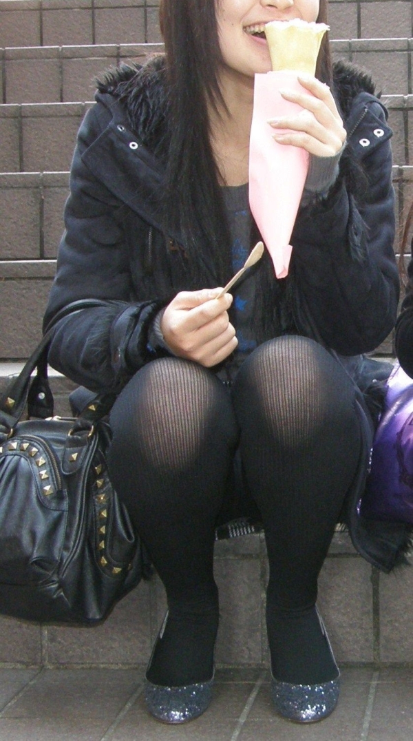 食事に夢中でパンチラに気付いてない女の子のエロ画像!無防備すぎw 170 食事に夢中でパンチラに気付いてない女の子のエロ画像!無防備すぎw 169 img 6a2d266e3997a