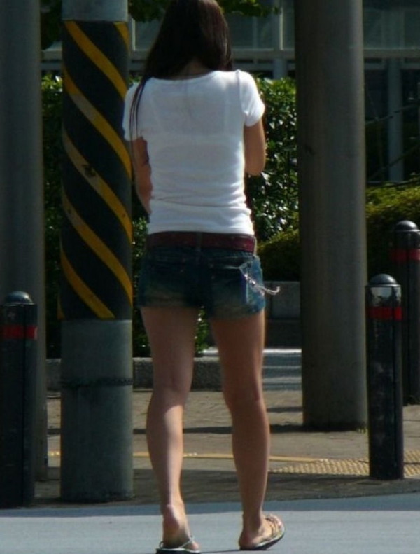 透けブラしやすい白Tシャツでお外に出ちゃった女の子のエロ画像! 204 透けブラしやすい白Tシャツでお外に出ちゃった女の子のエロ画像! 203 img 6a2d428535a42