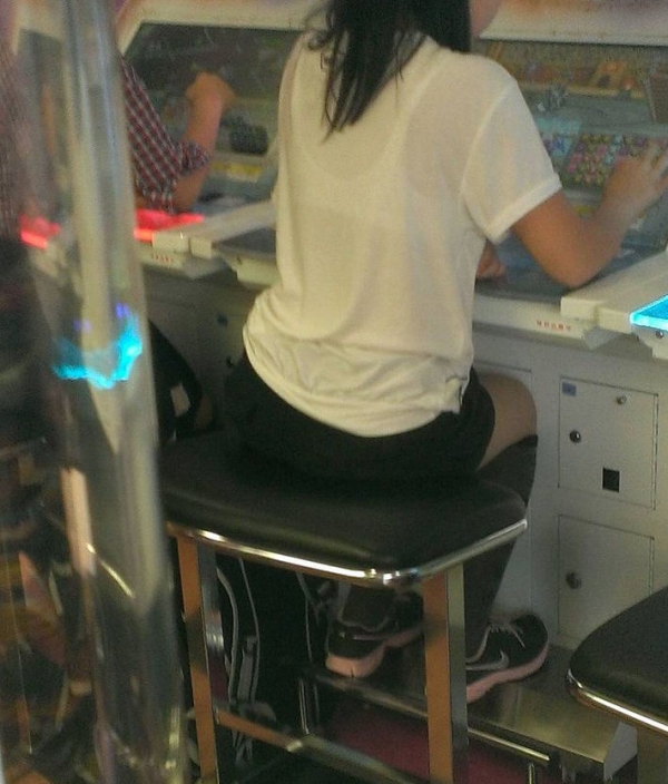 透けブラしやすい白Tシャツでお外に出ちゃった女の子のエロ画像! 208 透けブラしやすい白Tシャツでお外に出ちゃった女の子のエロ画像! 207 img 6a2d42856c203