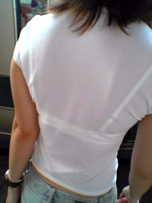 透けブラしやすい白Tシャツでお外に出ちゃった女の子のエロ画像! 218 透けブラしやすい白Tシャツでお外に出ちゃった女の子のエロ画像! 217 img 6a2d4285e453c