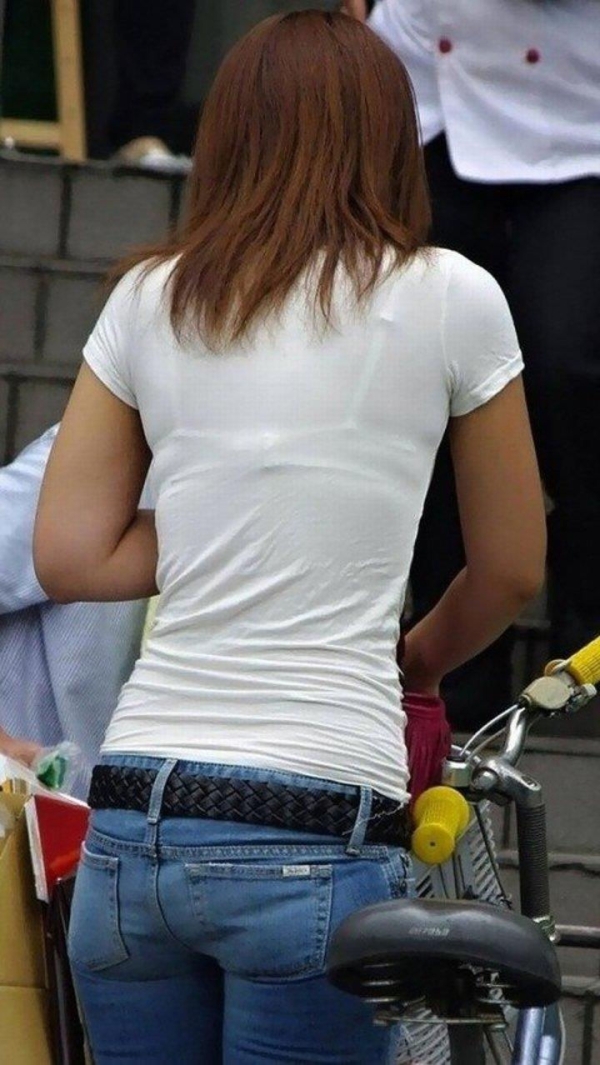 透けブラしやすい白Tシャツでお外に出ちゃった女の子のエロ画像! 220 透けブラしやすい白Tシャツでお外に出ちゃった女の子のエロ画像! 219 img 6a2d428611bd8