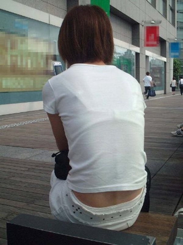透けブラしやすい白Tシャツでお外に出ちゃった女の子のエロ画像! 222 透けブラしやすい白Tシャツでお外に出ちゃった女の子のエロ画像! 221 img 6a2d4286315d9